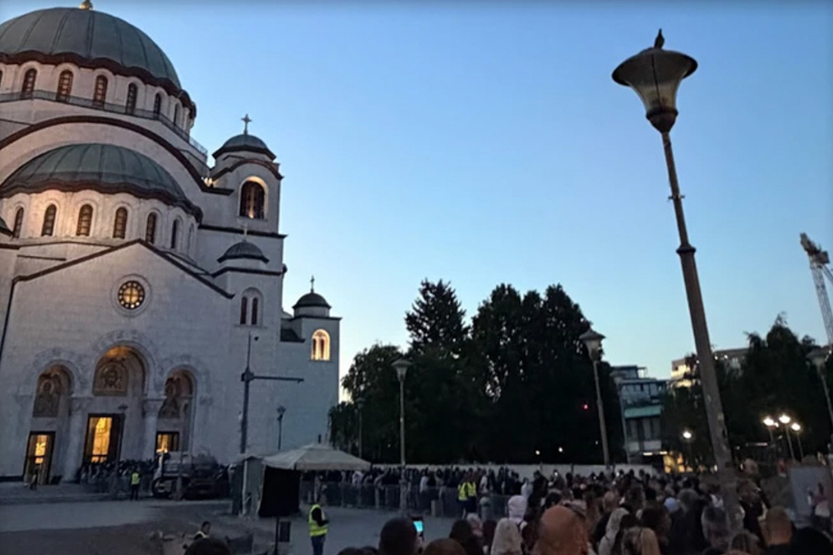 Poznata Srpkinja do zore čekala ispred hrama da se pokloni pojasu presvete Bogorodice "Telesna i umna borba"