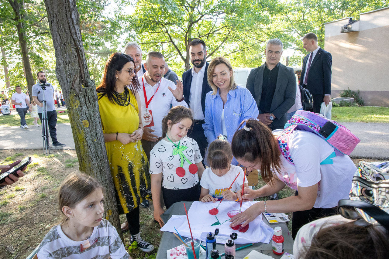Ministarka Macura na manifestaciji "Dani višnje" u Merošini