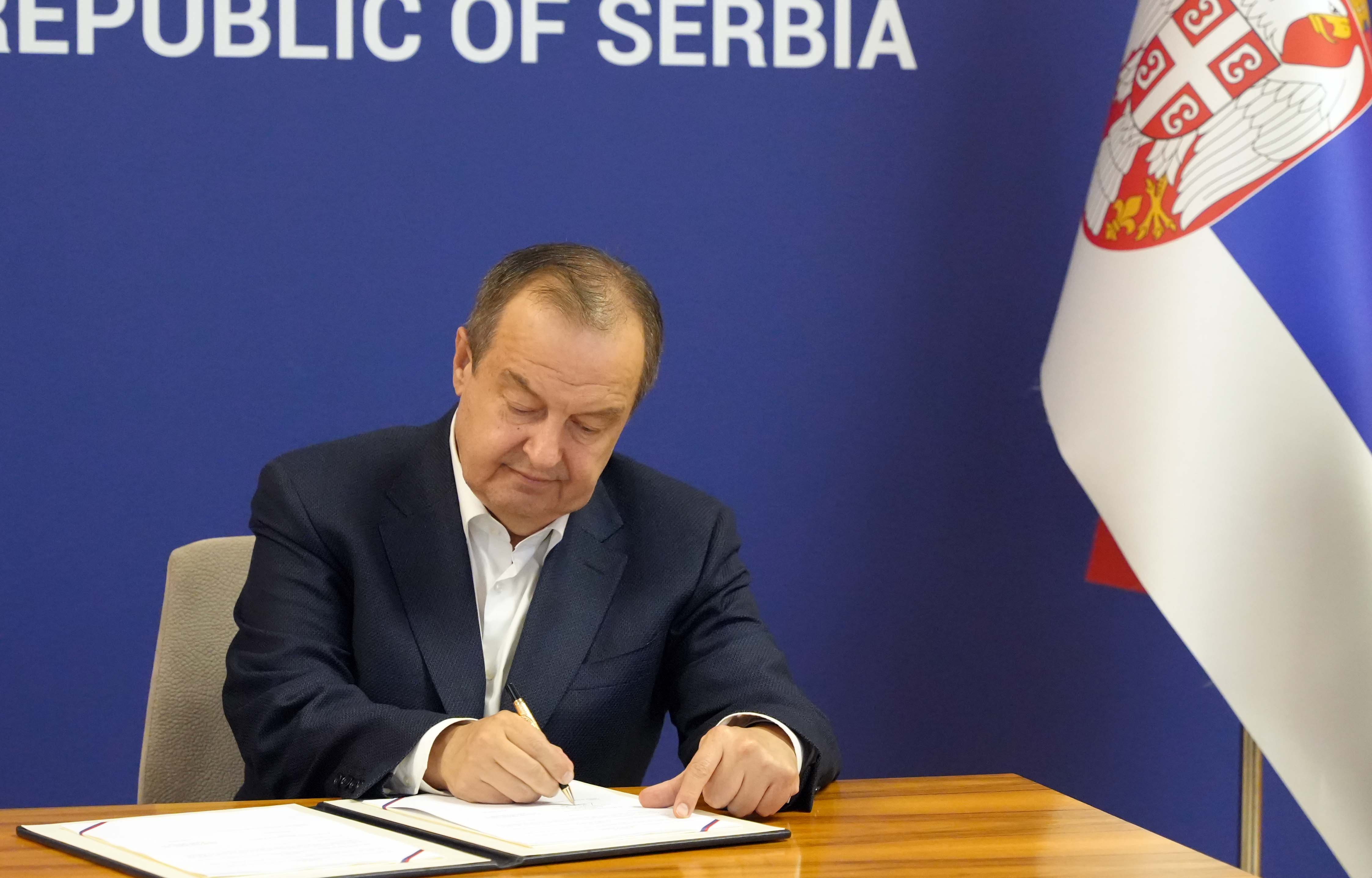 ЈAČANJE BEZBEDNOSNE SARADNJE: Dačić sa predsednikom Angole u Voјnotehničkom institutu