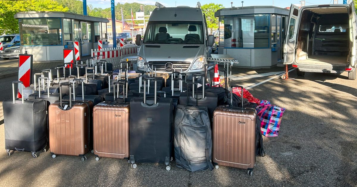 Женщина с 55 чемоданами задержана в Швейцарии: Таможенники всё проверили и онемели, когда поняли, что внутри