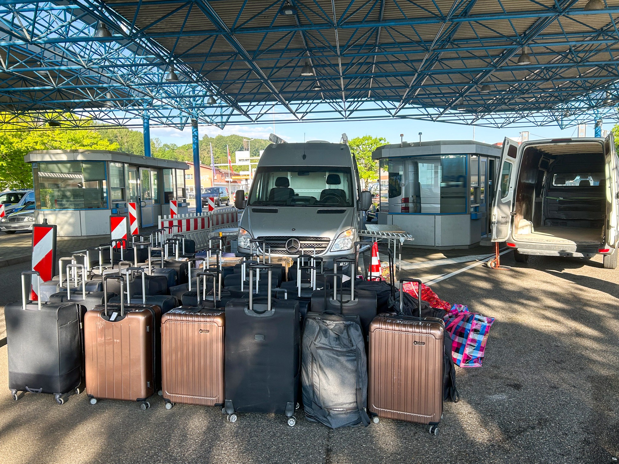 Žena s 55 kofera zaustavljena u Švajcarskoj: Carinici sve pregledali i zanemeli kad su shvatili šta je u njima