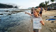MAMA, MORAMO DA BEŽIMO! Devojčica (10) se setila lekcije iz geografije i spasila SVE sa plaže od CUNAMIJA