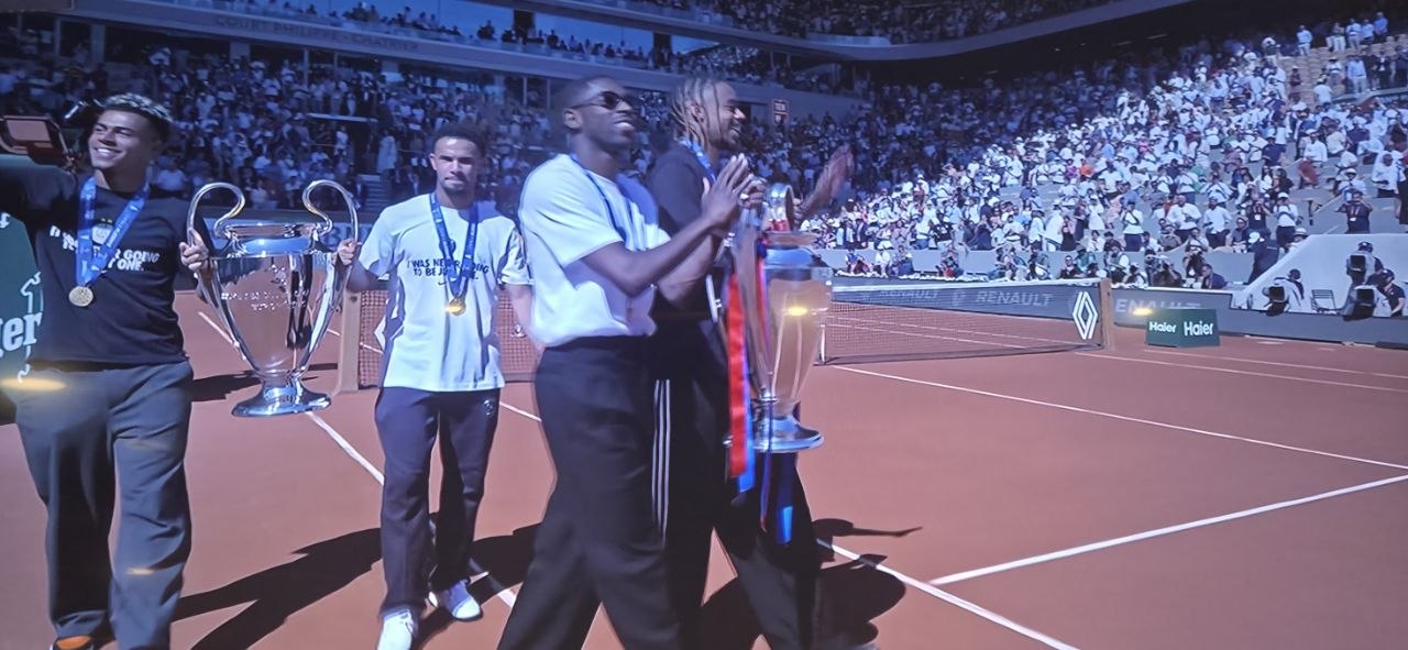 Šou na Rolan Garosu: Fudbaleri PSŽ-a doneli trofej Lige šampiona na Šatrije, usledila fešta na tribinama