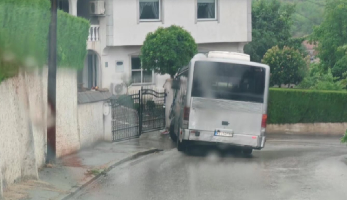 Autobus izleteo iz krivine, pa se zakucao u porodičnu kuću: Nevreme napravilo haos na putevima kod Kruševca