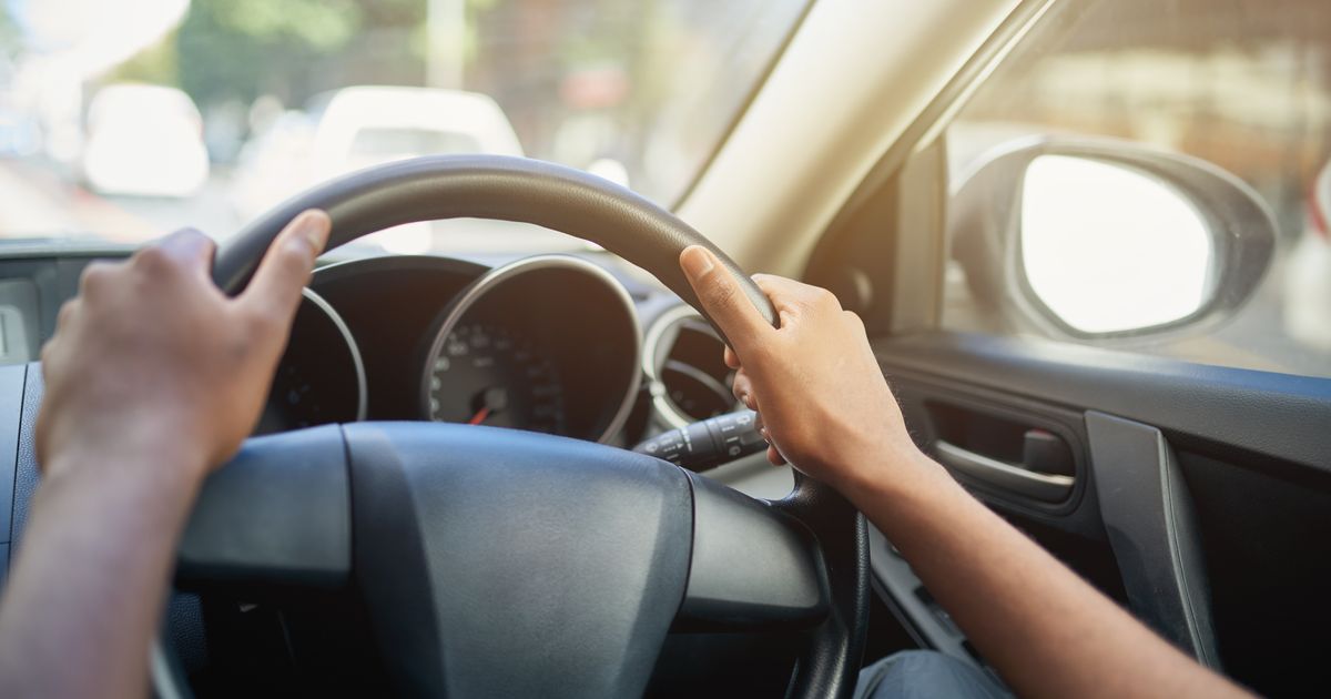 Позиция "10 и 2" официально объявлена опасной для жизни! Вот как теперь следует держать руль