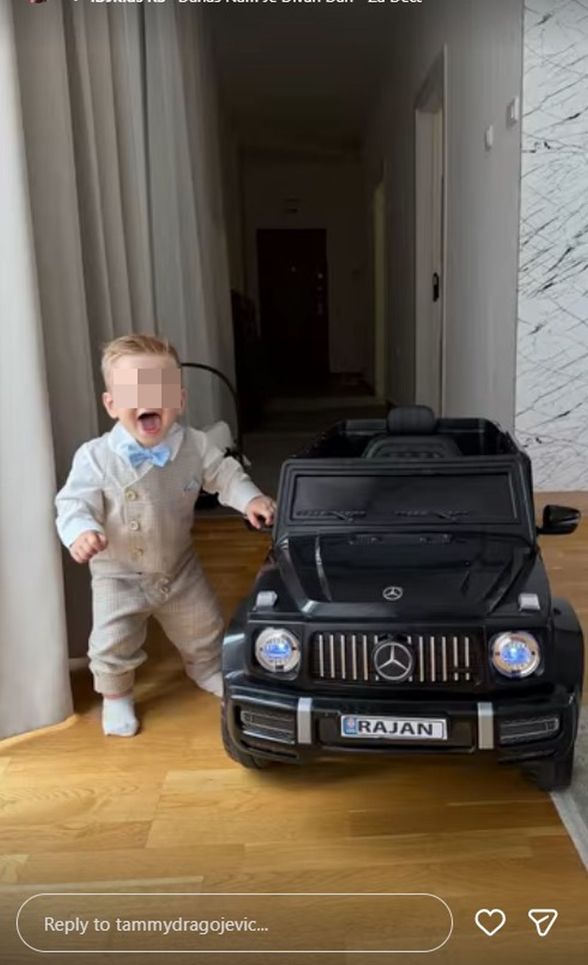 David i njegova zgodna supruga u belom, slave prvi rođendan sinu: Kupio mu električni automobil