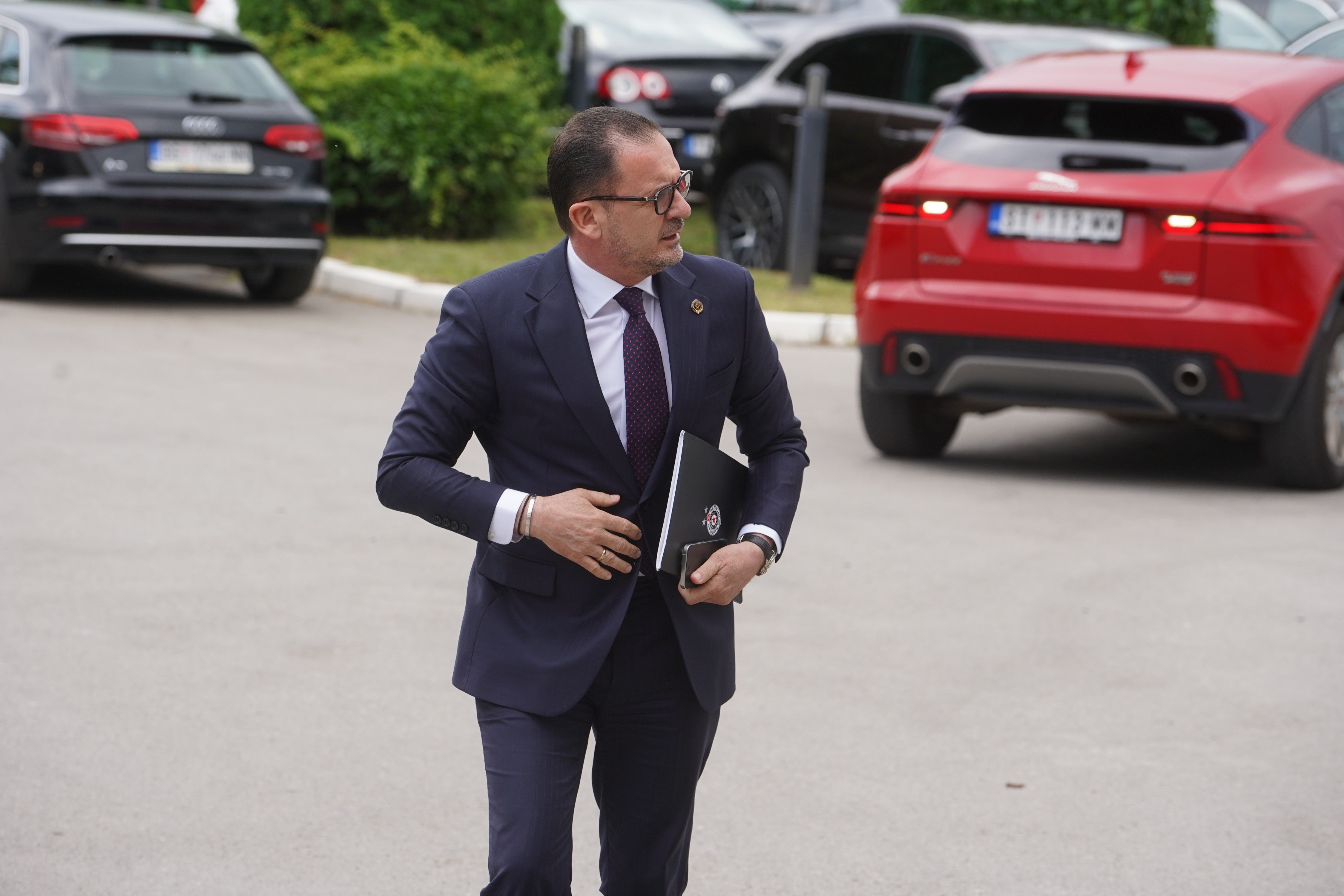 Predrag Mijatović stigao na sudbonosnu Skupštinu Partizana, evo šta je nosio u ruci