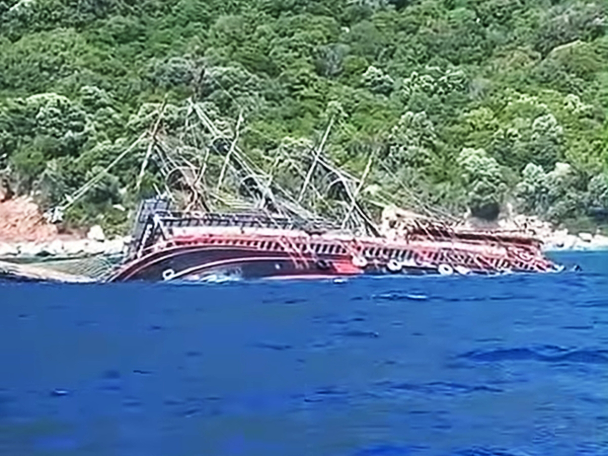 Drama u jednom od omiljenih letovališta Srba: Potonuo turistički brod, ljudi skakali u more da se spasu