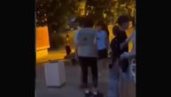 Haos na Petlovom brdu! Žena i muž metlom nasrnuli na decu: "Sad vičeš da si maloletan?!"