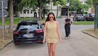 Ceca u miniću, pokazala brutalnu figuru: Crvene, mrežaste čarape istakle njene vitke noge, izgleda brutalno