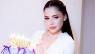 Aleksandra Mladenović puca u belom, dekolte "bode oči": Tačno u ponoć iznenađenje, nije slutila