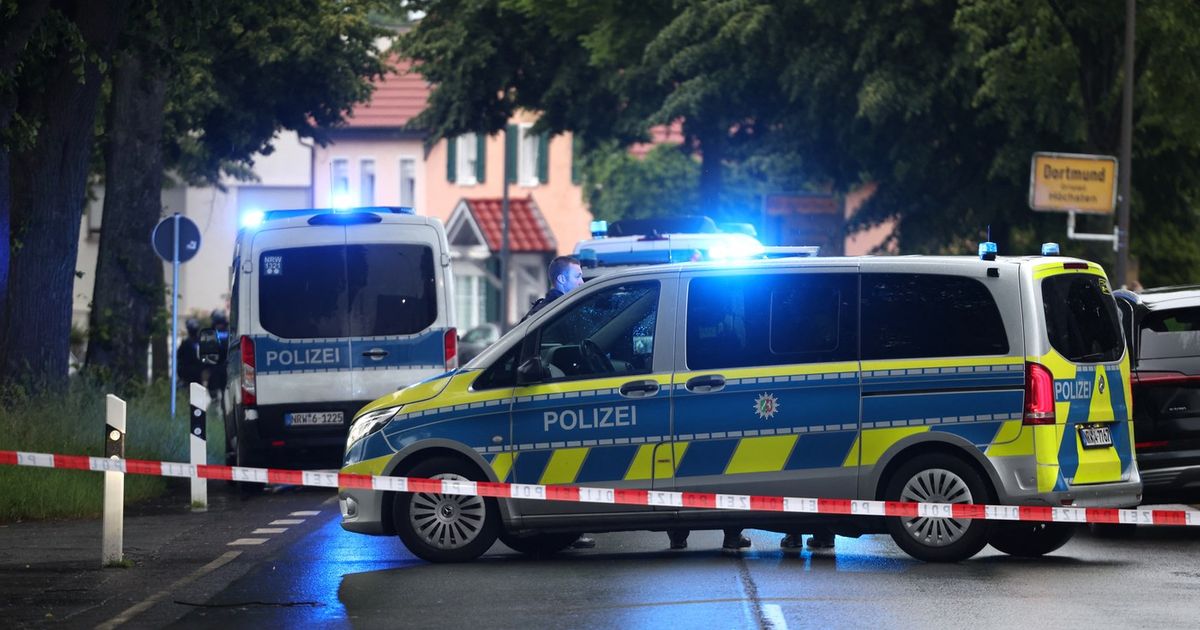 PRVE FOTOGRAFIJE I SNIMANJE DRAME U NJEMAČKOJ! Jake policijske snage opkolile Srbina koji decu drži kao taoce! – Vijesti PRVE FOTOGRAFIJE I SNIMANJE DRAME U NJEMAČKOJ! Jake policijske snage opkolile Srbina koji decu drži kao taoce! – Vijesti
