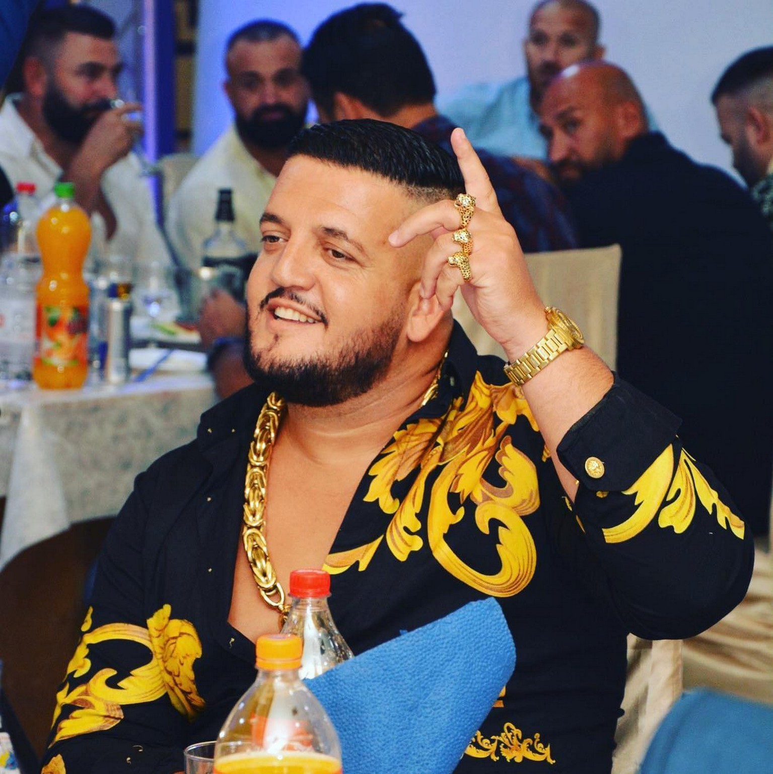 Ima više od 400 pari Versace patika i papuče plaća po 540 evra: Evo od čega zapravo živi Šenki Versaće