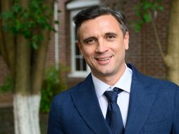 Serija "Advokatice", Zlatan Vidović