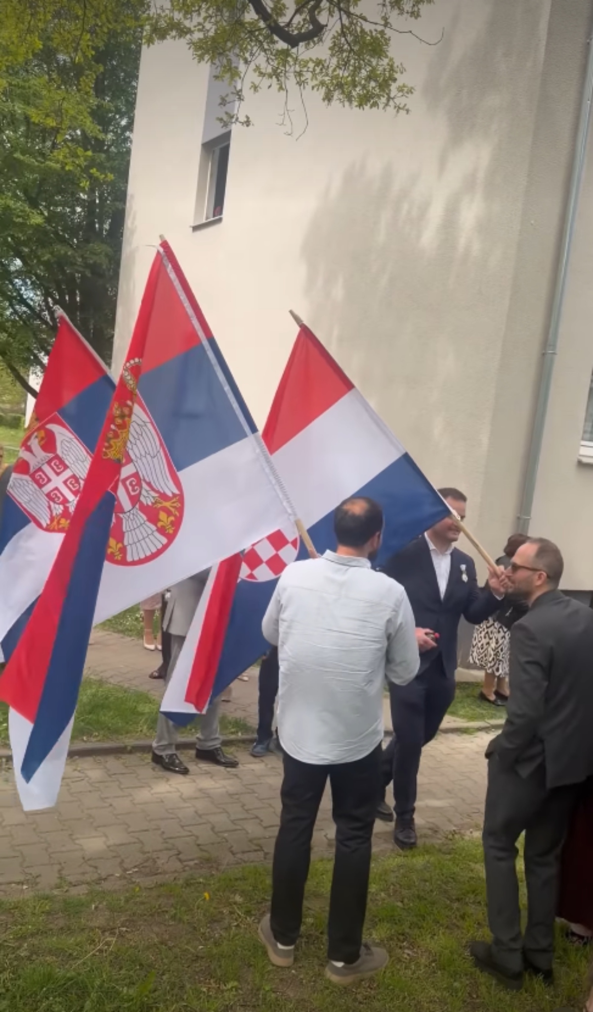 Svadba Hrvatice i Srbina hit na mrežama! Srpska i hrvatska zastava vijore u vazduhu: "Fali samo kum Bosanac"