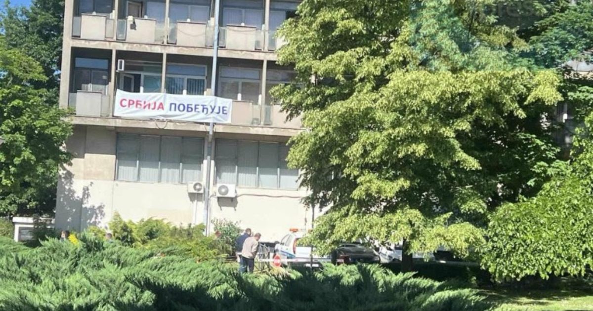 Cover image for Осадное положение в "восьмиэтажке" в Лесковаце! Здание срочно эвакуировано, полиция на месте