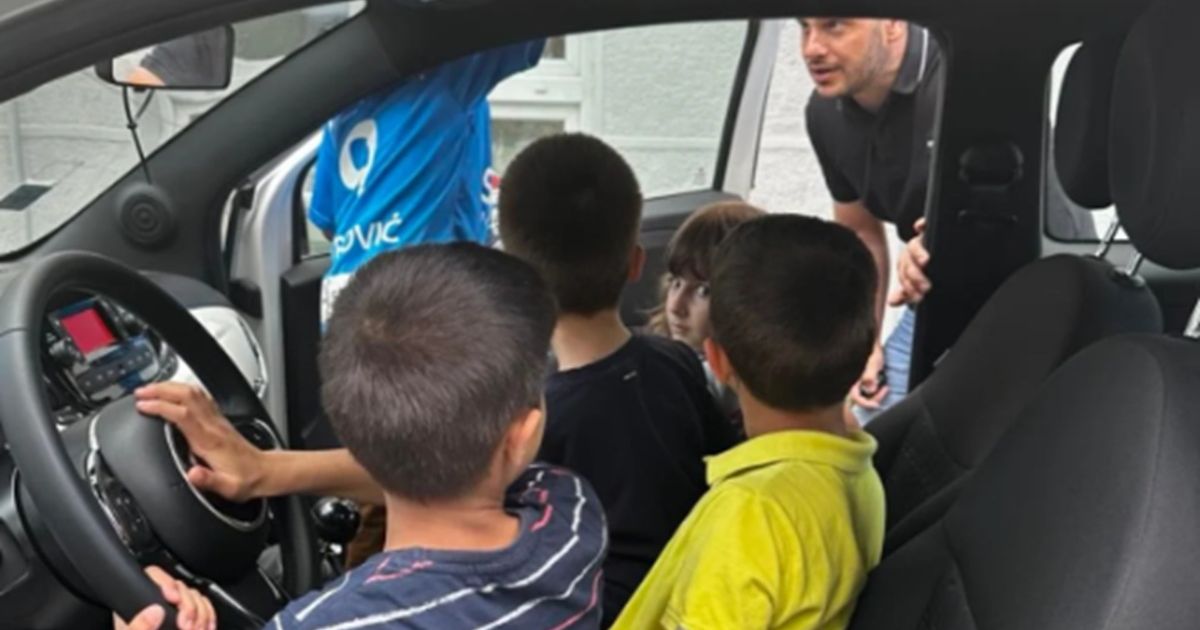 Policijski službenici Uprave za upravne poslove posetili mališane u Prihvatilištu za decu Zvezdara