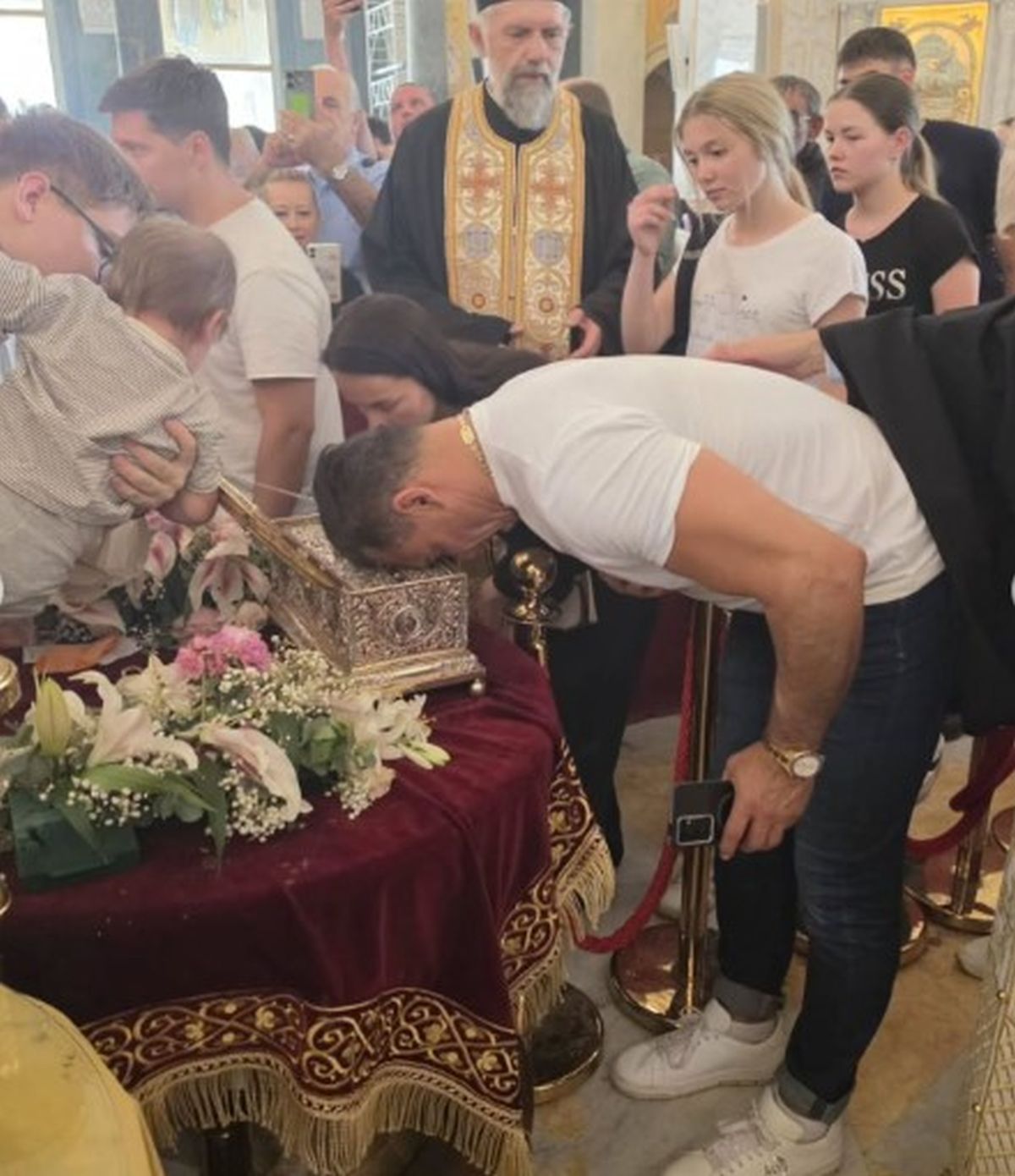 Jovanin bivši sa novom devojkom u Hramu: Dragan se poklonio Pojasu Presvete Bogorodice, grli lepu plavušu
