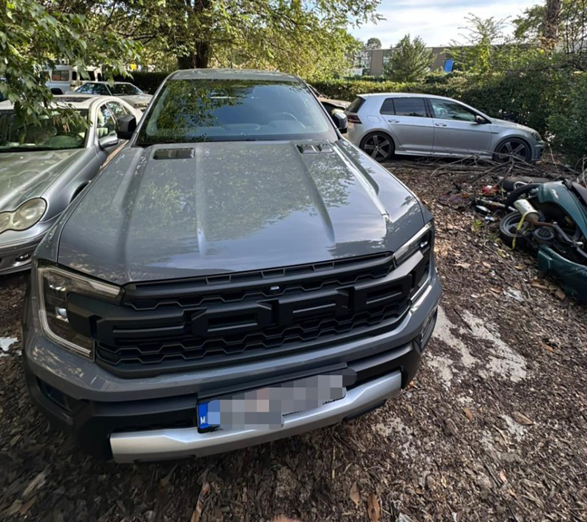 Pretresena vila Radoja Zvicera, njegovoj ženi Tamari zaplenjen automobil: Velika akcija policije u Kotoru