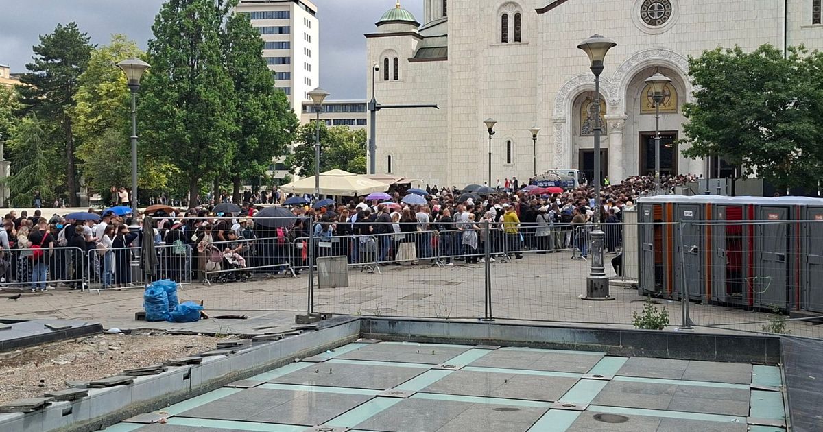 Prve slike nakon haosa u redovima ispred Hrama Svetog Save: Vernici zvali policiju, Telegraf na licu mesta