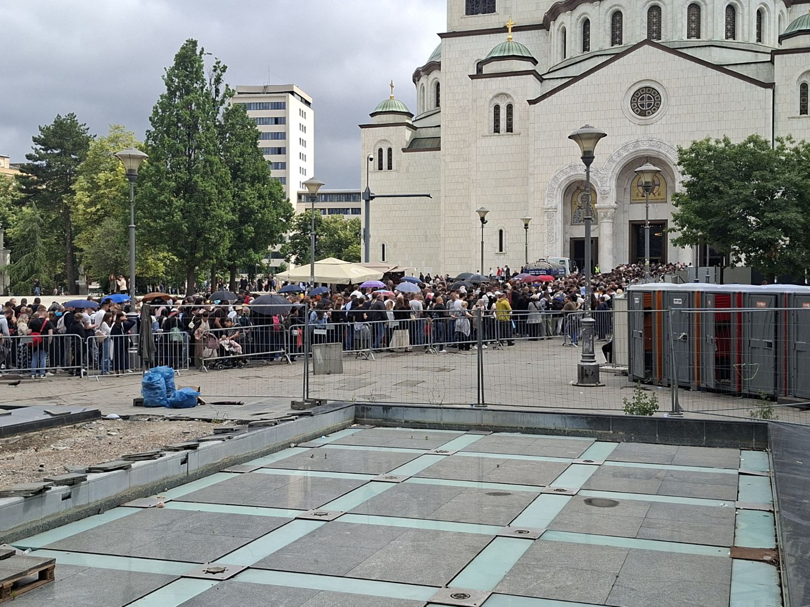 Prve slike nakon haosa u redovima ispred Hrama Svetog Save: Vernici zvali policiju, Telegraf na licu mesta