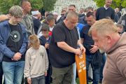 Oglasio se sin Halida Bešlića sa hitnim apelom za pomoć: “Ovaj momak je ležao sa oba moja roditelja”