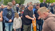 Oglasio se sin Halida Bešlića sa hitnim apelom za pomoć: “Ovaj momak je ležao sa oba moja roditelja”