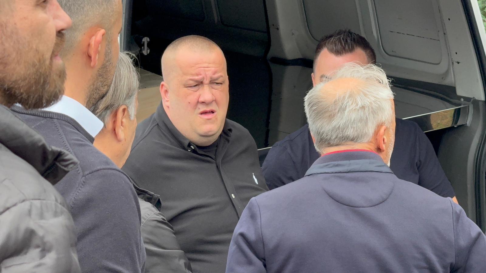 Potresna scena na groblju! Dino se slomio kad je video sanduk sa telom svoje majke, Osman stoji pored njega