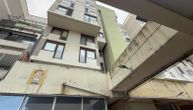 Tišina i muk ispred zgrade Bešlića u Sarajevu: Na vratima zalepljena umrlica: “Sejda se mnogo mučila otkako…”