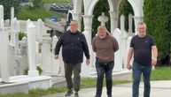 Sahrana Sejde Bešlić, počivaće pored Halida: Dino u crnoj košulji utučen stigao na groblje, prišao grobu