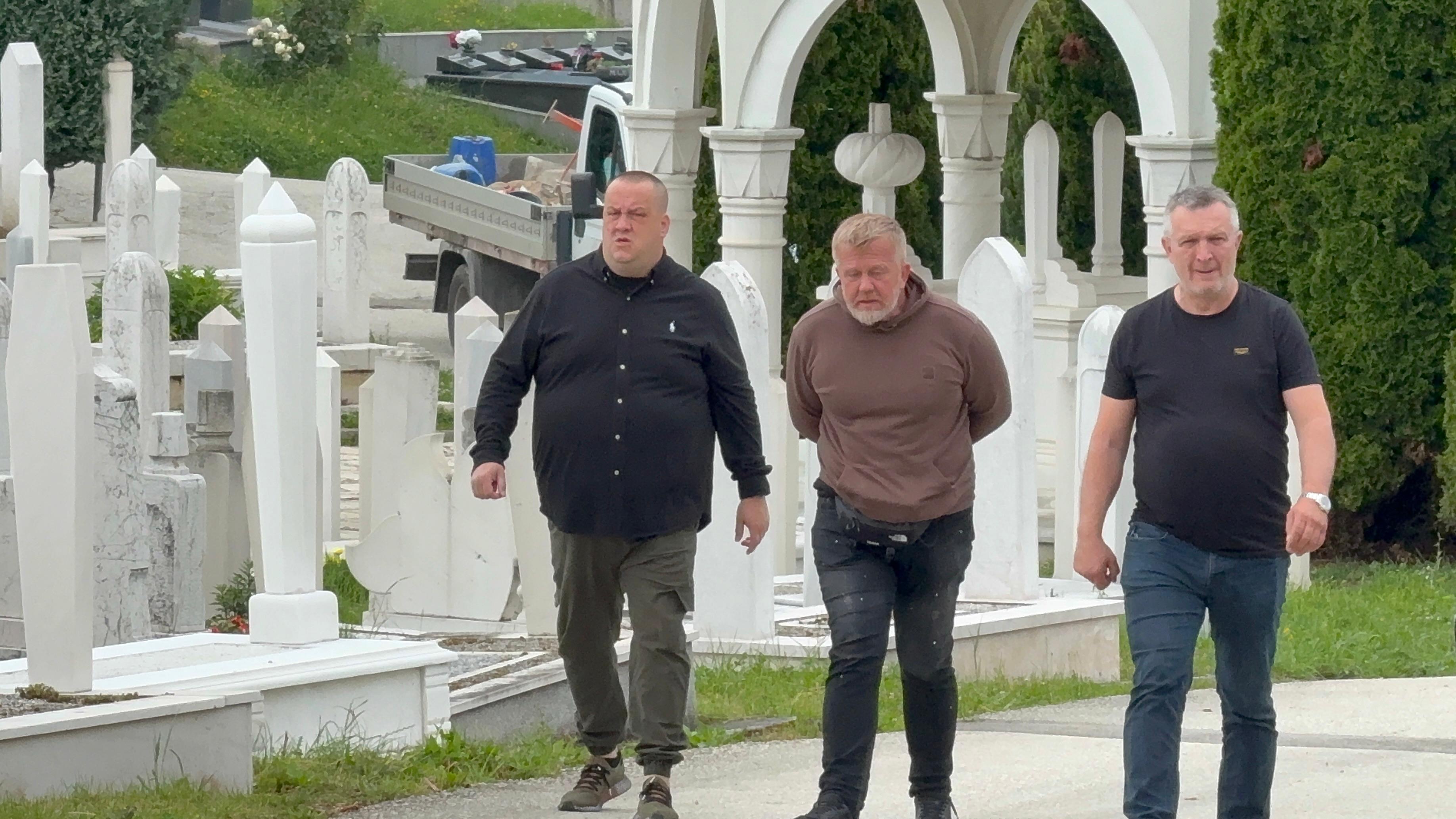 Sahrana Sejde Bešlić, počivaće pored Halida: Dino u crnoj košulji utučen stigao na groblje, prišao grobu