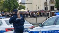 SRAMNO NA VRAČARU: Vernici mirno čekali u redu, pobesnela žena ih sa prozora zasula staklenim flašama!