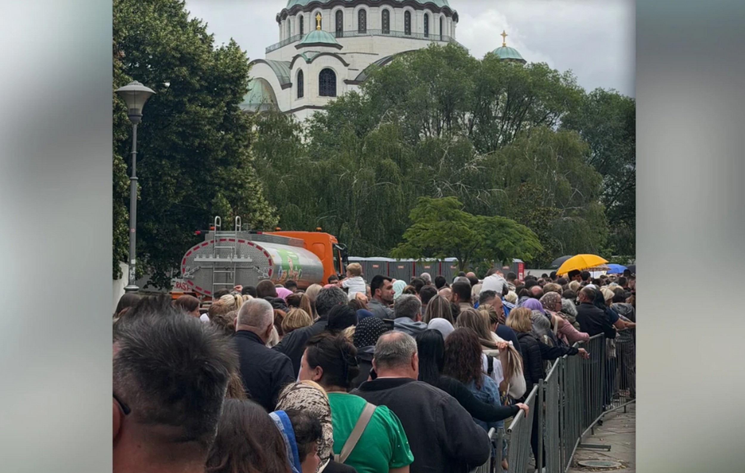 Supruga proslavljenog košarkaša na kiši strpljivo čekala da se pokloni svetinji "Molitva majke za svoje dete"