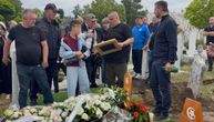 Dinu posle sahrane prišao nepoznati čovek, on se rasplakao kada mu je na grobu roditelja predao OVO