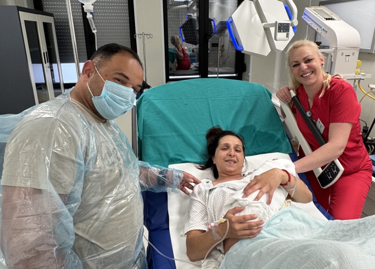 U bolnici u Leskovcu na svet došla Jovana, pupčanu vrpcu presekao njen otac