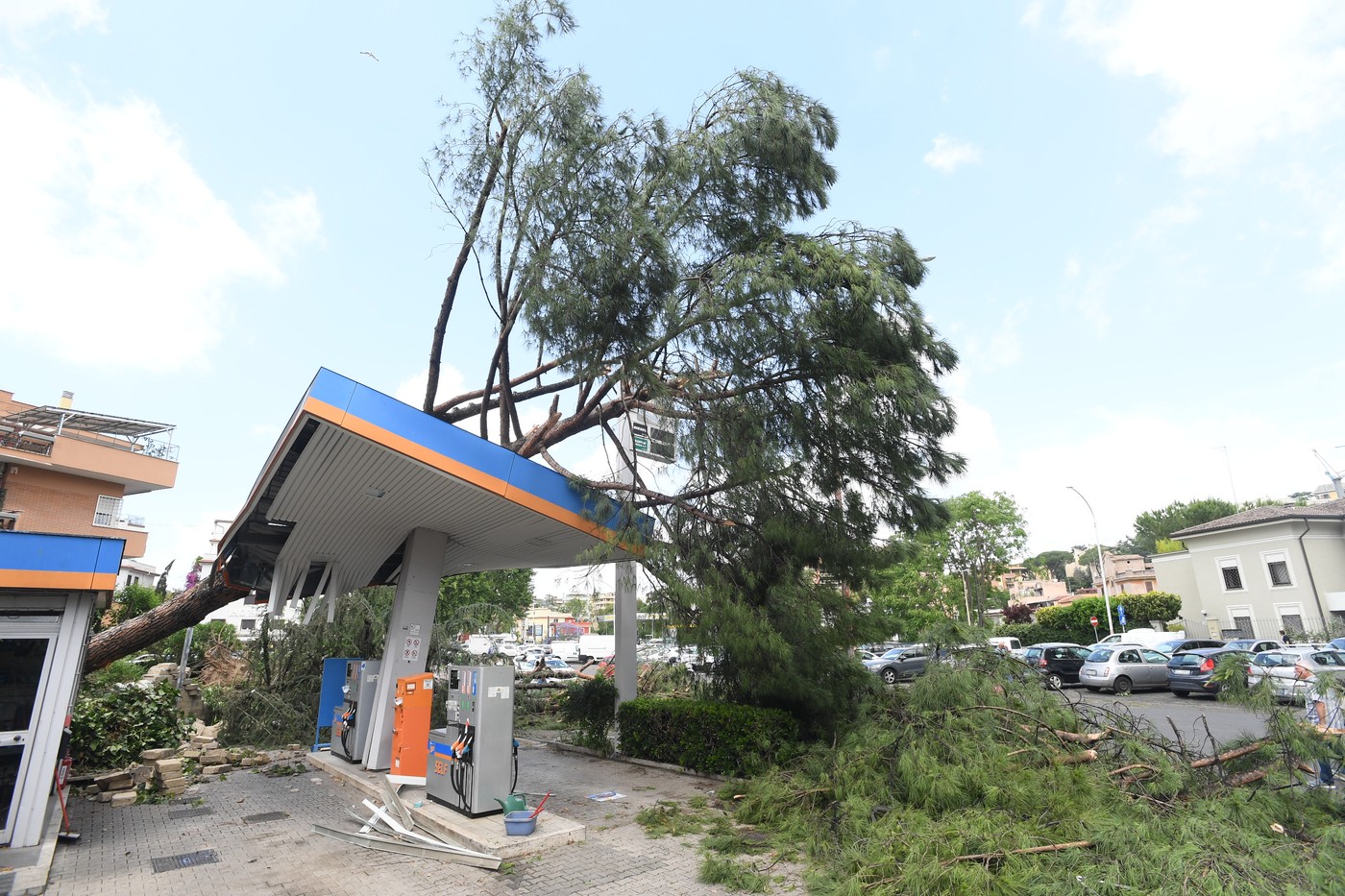TORNADO pogodio Rim, snimci su ZASTRAŠUJUĆI! Nosio sve pred sobom, rasturio delove grada!