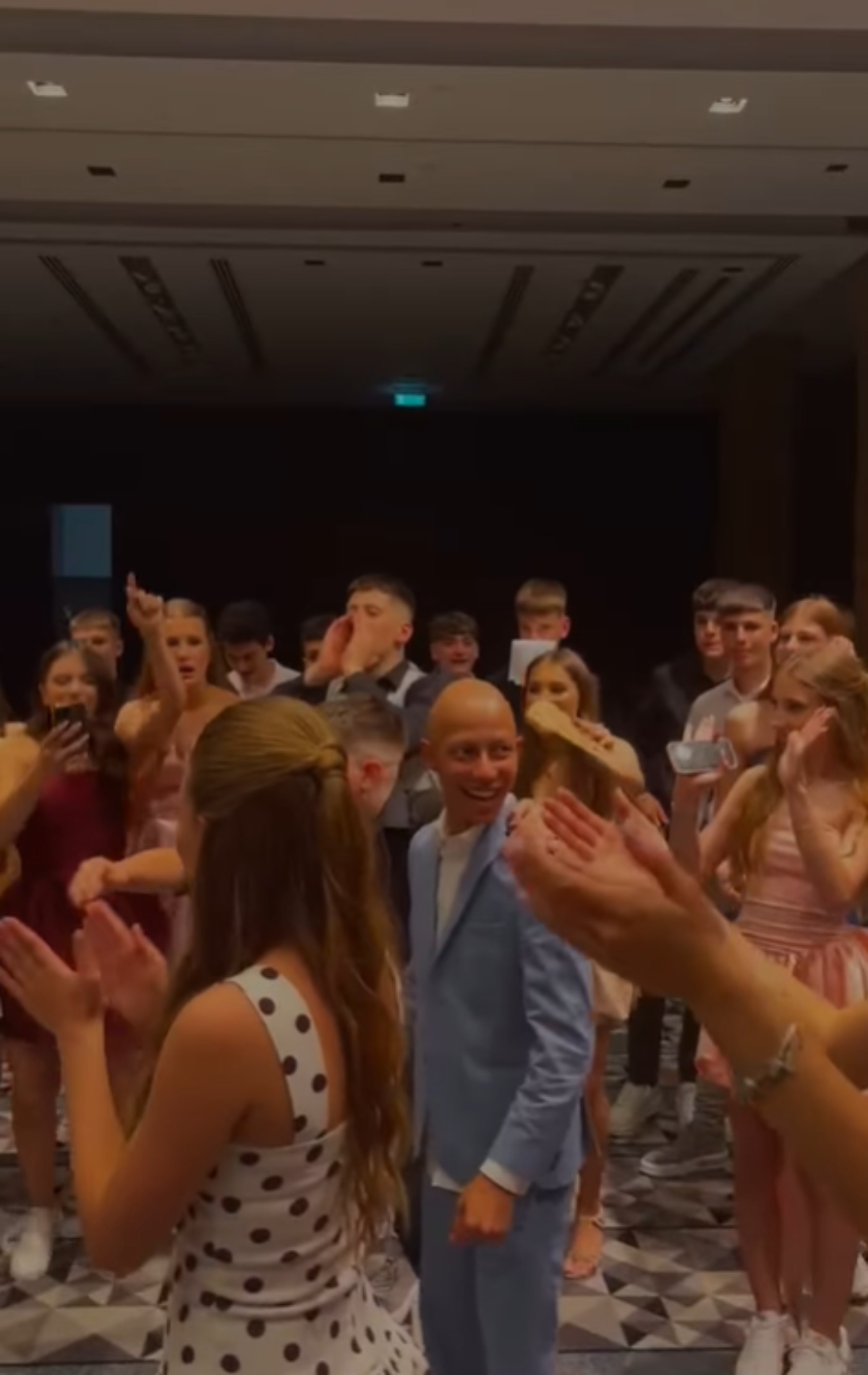 Srbija plače zbog OVOG SNIMKA: Viktor se bori sa rakom, a ono što su mu drugari uradili na maturi PAMTIĆE UVEK