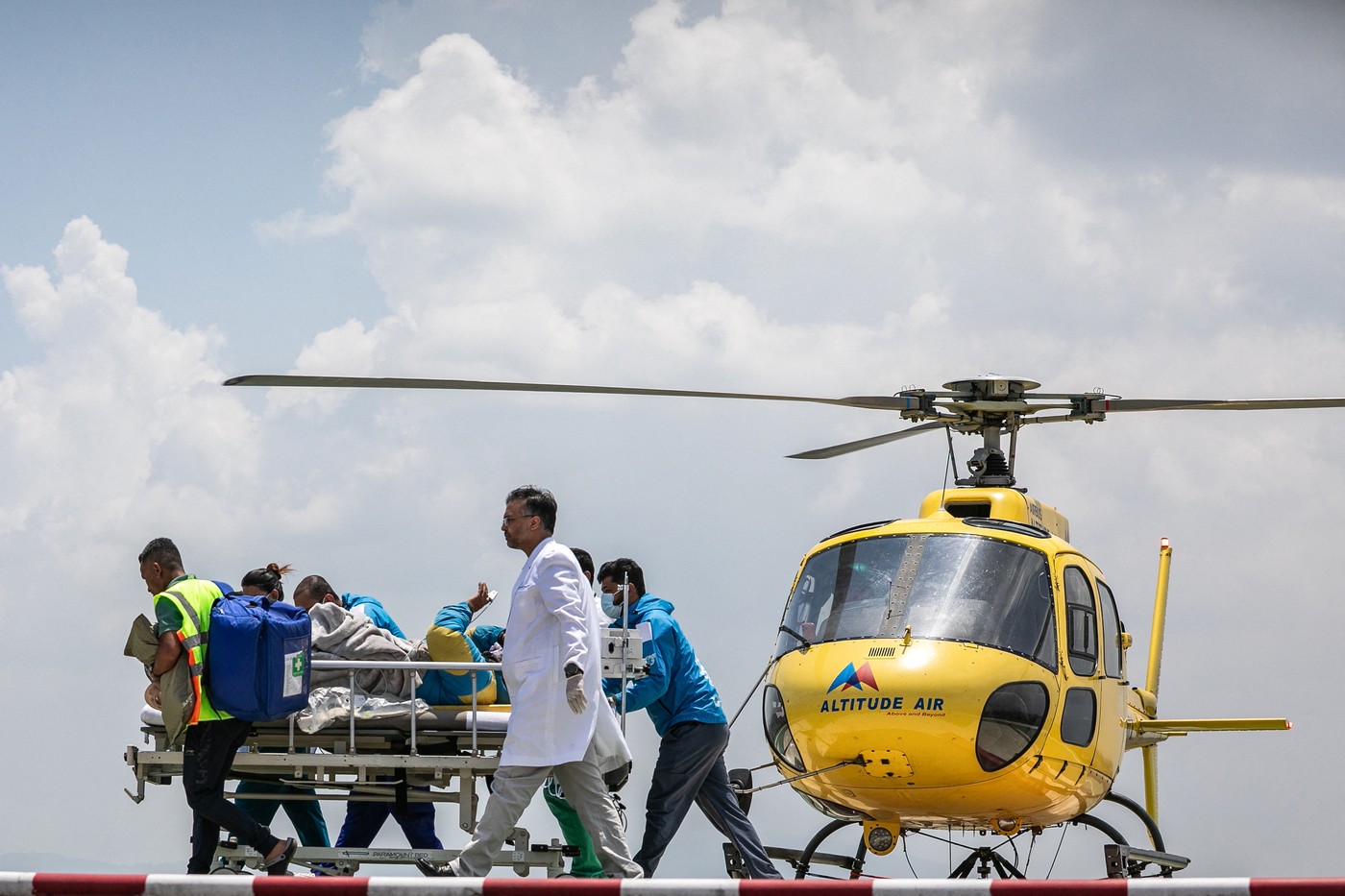 ČUDO NA MONT EVERESTU Vodič pronađen 7 dana nakon nestanka: Puzao je prema bazi i preživeo