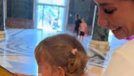 Pevačica dobila dete sa 30 godina starijim muškarcem, sad je ćerkicu odvela da se poklonePojasu Bogorodice