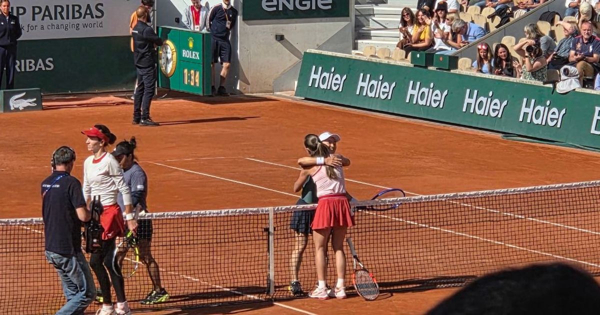 Pogledajte veliko slavlje Aleksandre Krunić posle plasmana u finale Rolan Garosa, odmah je pala u zagrljaj Ani