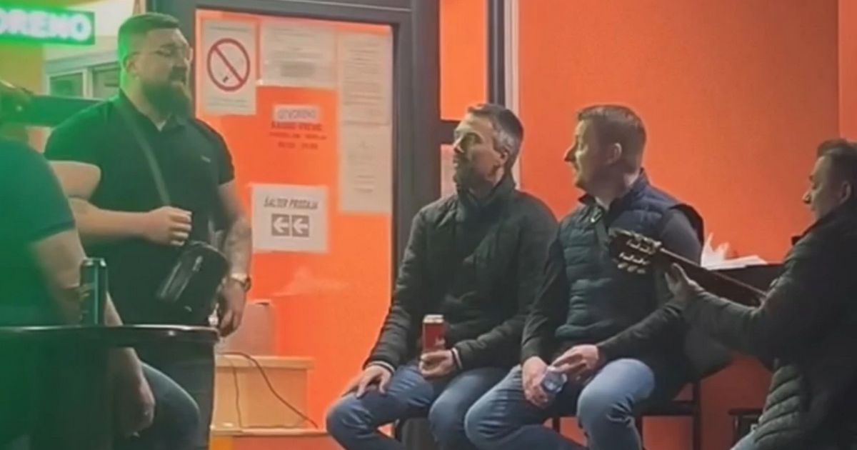 Snimak iz Novog Sada postao hit! Pevač iz poznatog benda zastao, pa zapevao sa uličnim muzičarem