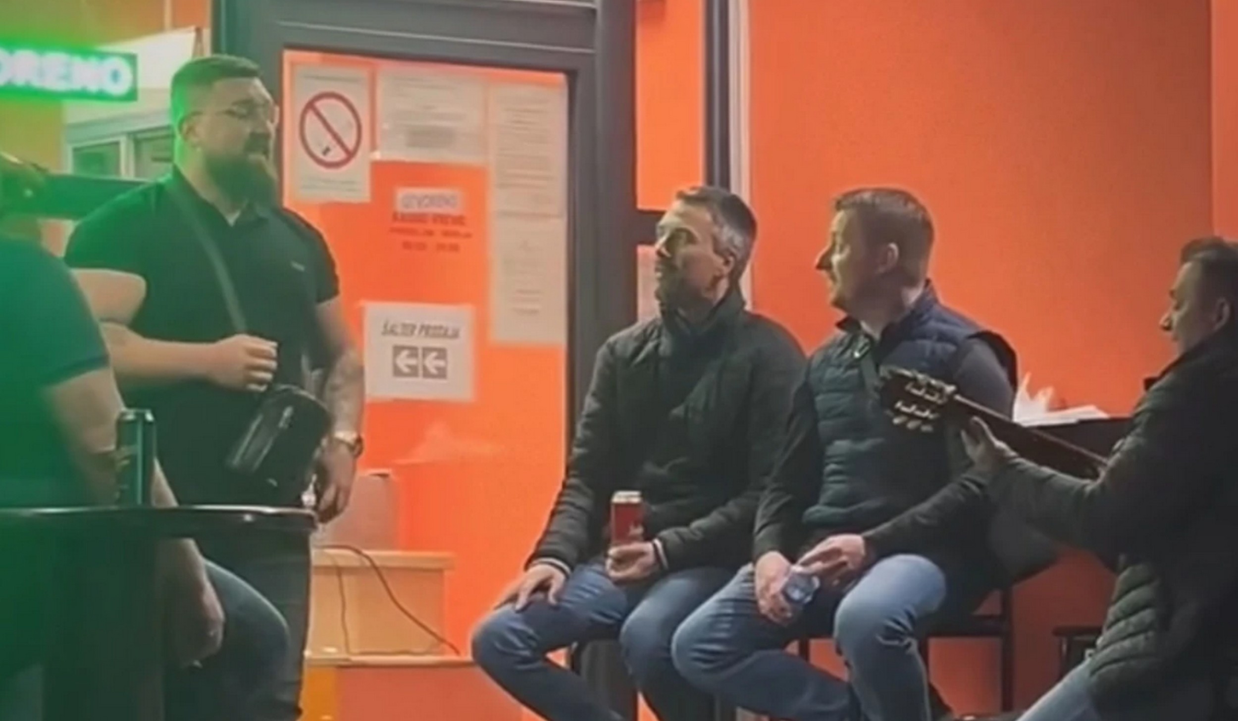 Snimak iz Novog Sada postao hit! Pevač iz poznatog benda zastao, pa zapevao sa uličnim muzičarem