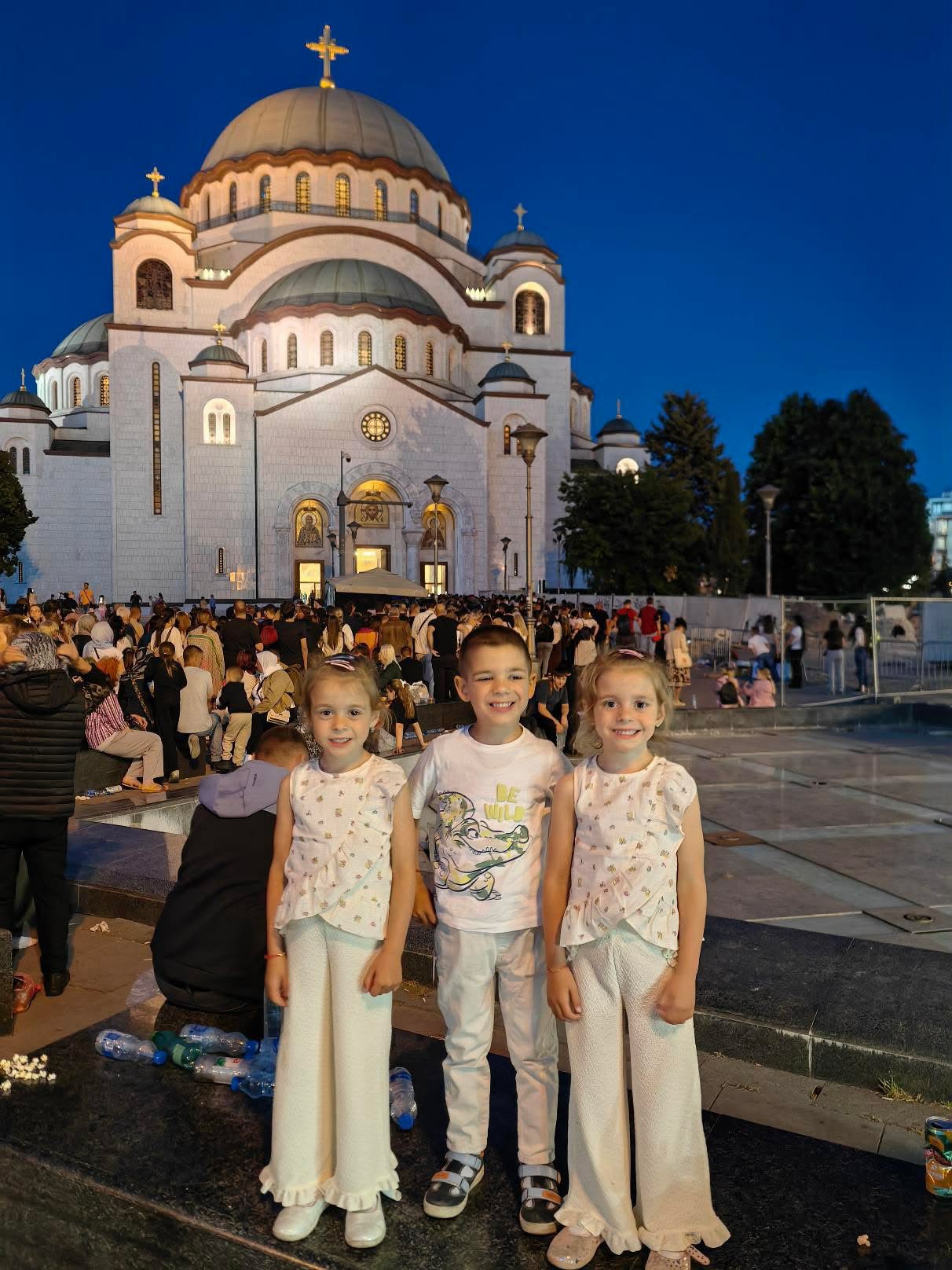 Molila sam se i nosila ga 2 godine, dok nisam dobila trojke: Marija sa decom 11 sati čekala da celiva Pojas