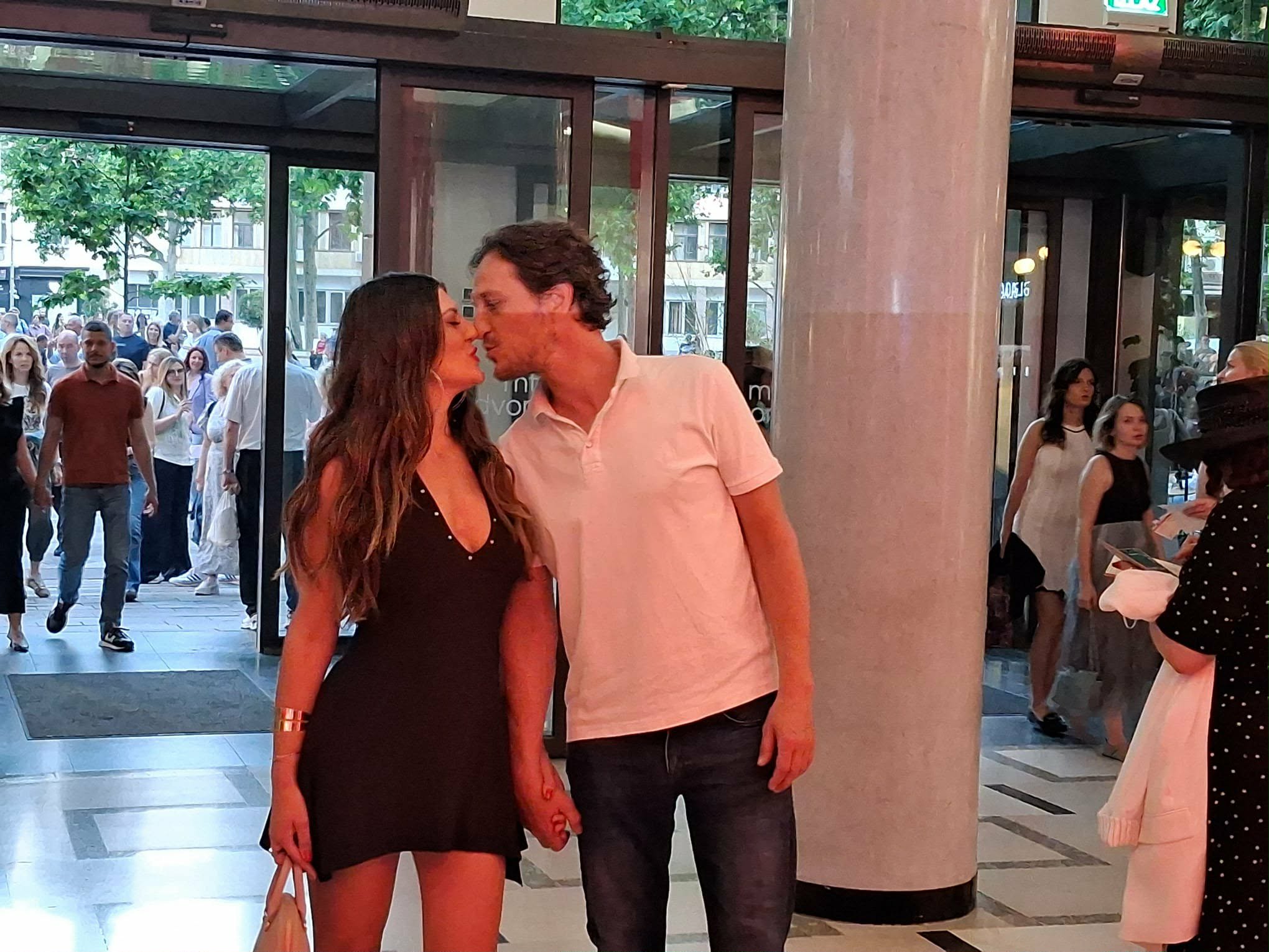 Glumica u ultra mini haljini sa dubokim dekolteom ljubi svog kolegu: Sve oči uprte u njih, oni kao da su sami