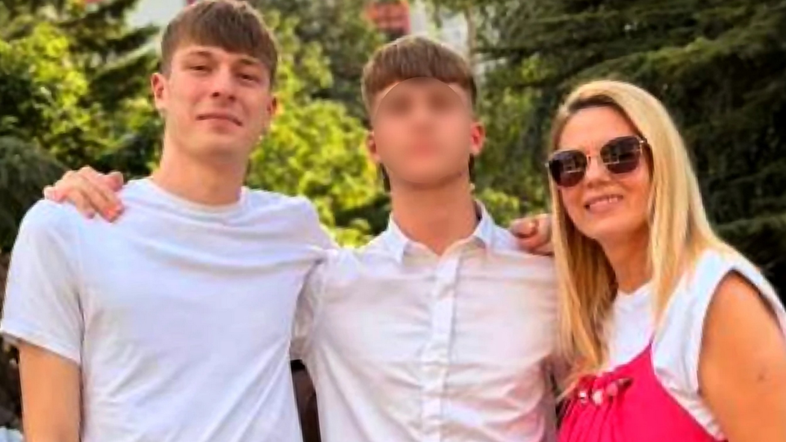 Da je živ, Gru bi bio ponosan: Danica ispratila mlađeg sina na maturu, tu je i 2. sin, izrasli u prelepe momke