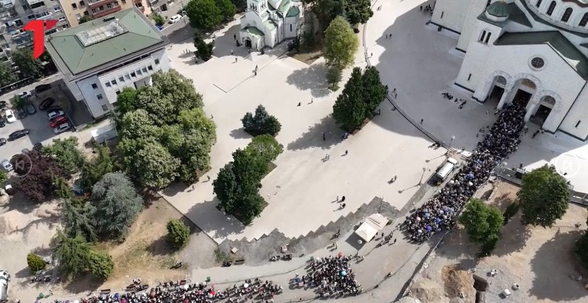 BEOGRAD OVO NE PAMTI! Scene iz vazduha su NESTVARNE: Naš dron snimio reku vernika oko Hrama Svetog Save