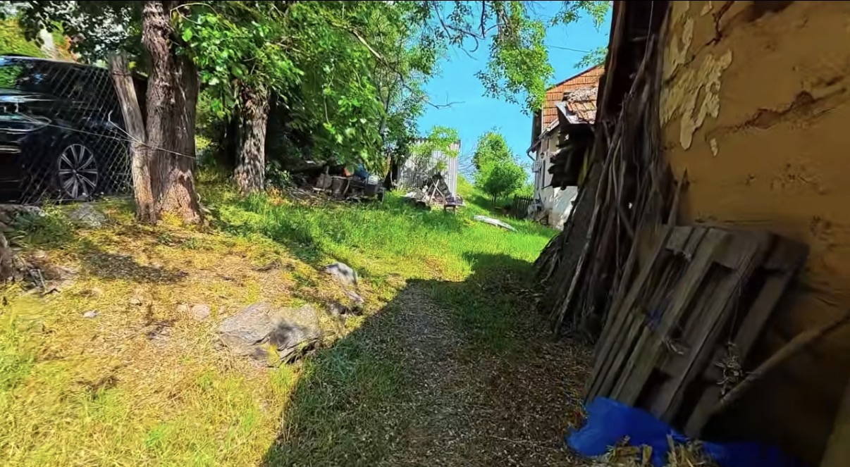 "Potpuno se urušila, katastrofa" Srušena porodična kuća Marka Miljkovića, progovorio o odnosu sa sestrom
