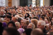 Tokom ispraćaja Časnog pojasa, ova haljina privukla je posebnu pažnju: Modno izdanje dostojno dana u Hramu