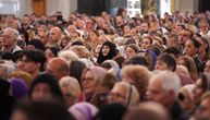 Tokom ispraćaja Časnog pojasa, ova haljina privukla je posebnu pažnju: Modno izdanje dostojno dana u Hramu