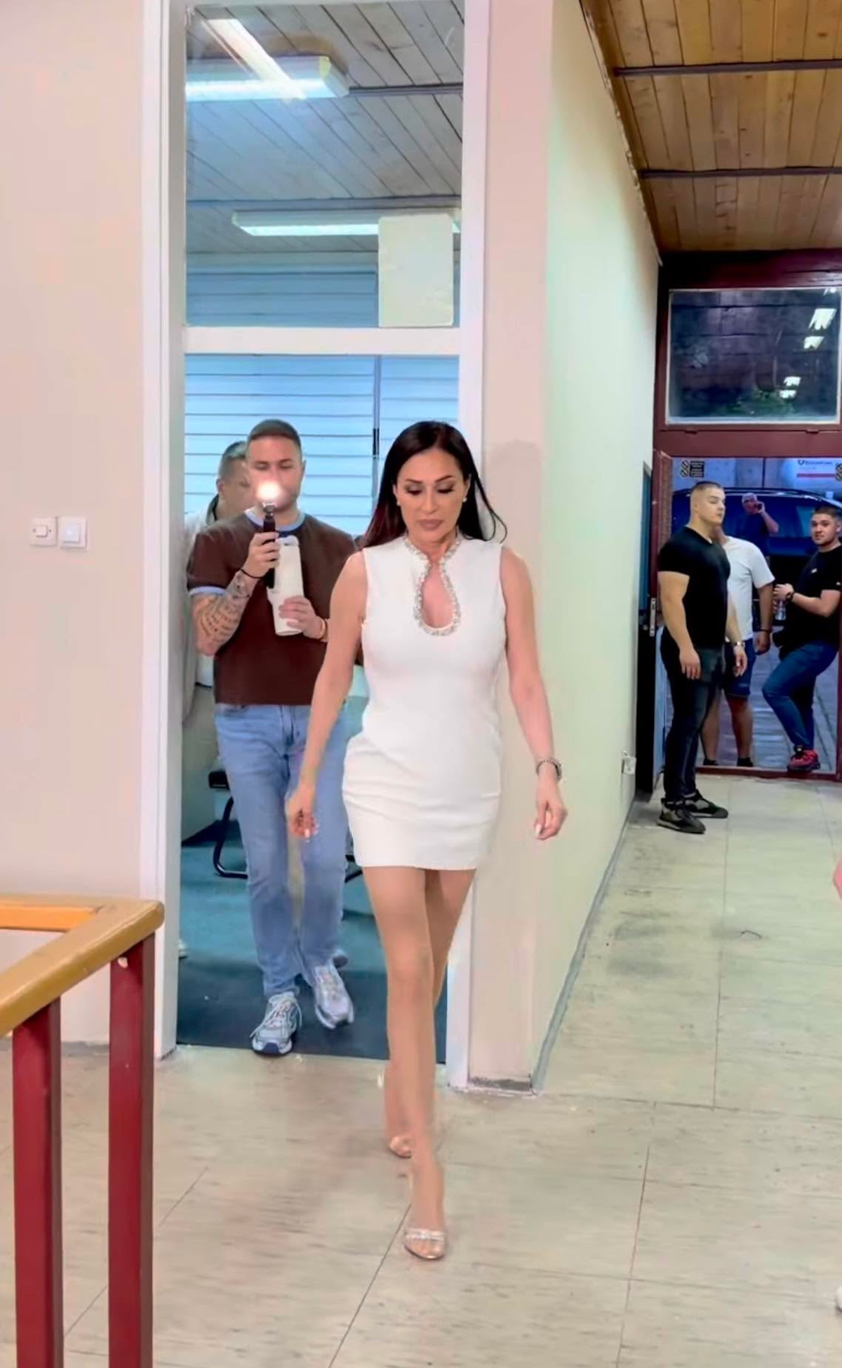 Ceca u belom miniću zapalila Zaječar! Obratila se masi, pa odmah preduzela potez: "Moram da se spasim ovih..."